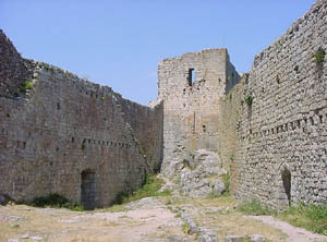 Montségur courtyard 